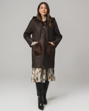 Brązowy kożuch damski z naturalnej skóry z kapturem i futrzanymi kieszeniami