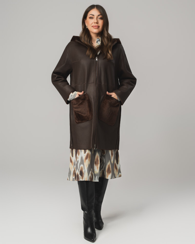 Brązowy kożuch damski z naturalnej skóry z kapturem i futrzanymi kieszeniami