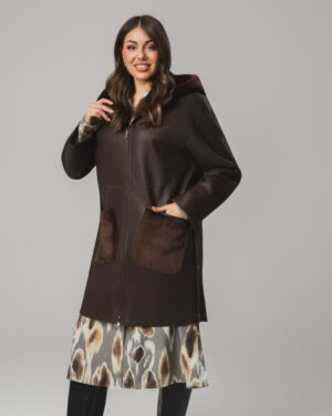 Brązowy kożuch damski z naturalnej skóry z kapturem i futrzanymi kieszeniami