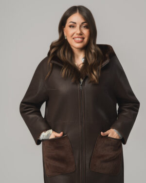 Brązowy kożuch damski z naturalnej skóry z kapturem i futrzanymi kieszeniami