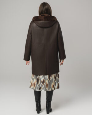 Brązowy kożuch damski z naturalnej skóry z kapturem i futrzanymi kieszeniami