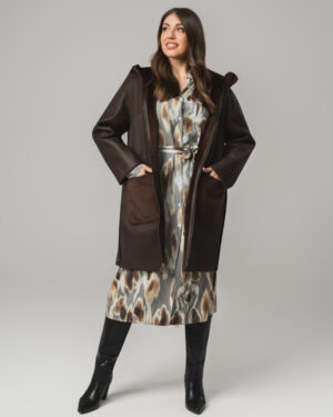 Brązowy kożuch damski z naturalnej skóry z kapturem i futrzanymi kieszeniami