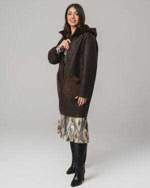 Brązowy kożuch damski z naturalnej skóry z kapturem i futrzanymi kieszeniami