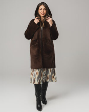Brązowy kożuch damski z naturalnej skóry z kapturem i futrzanymi kieszeniami