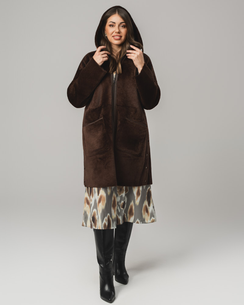 Brązowy kożuch damski z naturalnej skóry z kapturem i futrzanymi kieszeniami