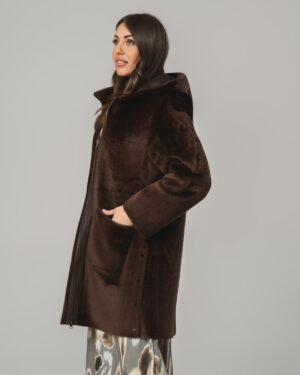 Brązowy kożuch damski z naturalnej skóry z kapturem i futrzanymi kieszeniami