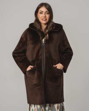 Brązowy kożuch damski z naturalnej skóry z kapturem i futrzanymi kieszeniami