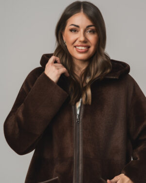 Brązowy kożuch damski z naturalnej skóry z kapturem i futrzanymi kieszeniami