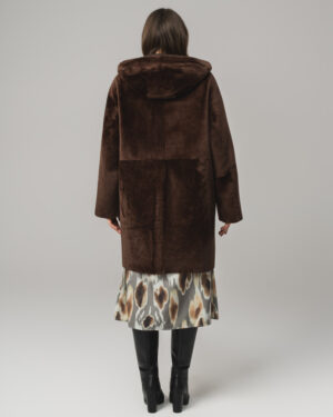Brązowy kożuch damski z naturalnej skóry z kapturem i futrzanymi kieszeniami