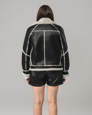 Czarny krótki kożuch damski z naturalnej skóry i białym futrem – kożuszek EMORIS