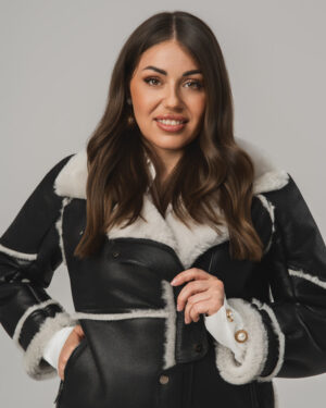 Czarny krótki kożuch damski z naturalnej skóry i białym futrem – kożuszek EMORIS