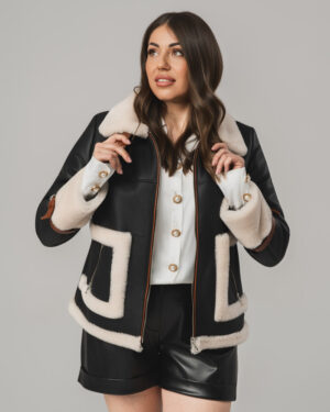 Czarny kożuch damski z naturalnej skóry z jasnym futrem i brązowymi paskami