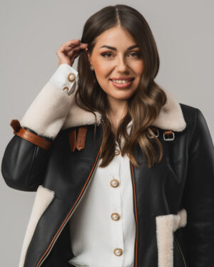 Czarny kożuch damski z naturalnej skóry z jasnym futrem i brązowymi paskami