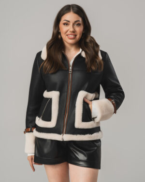 Czarny kożuch damski z naturalnej skóry z jasnym futrem i brązowymi paskami