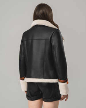 Czarny kożuch damski z naturalnej skóry z jasnym futrem i brązowymi paskami