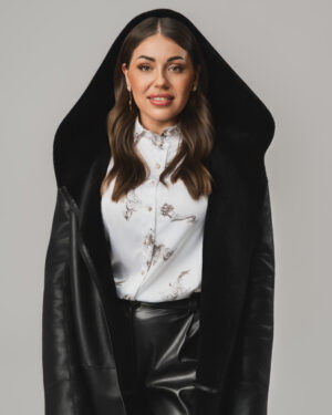 Czarny kożuch damski z naturalnej skóry z kapturem – kożuszek damski