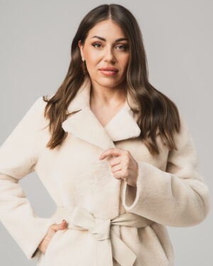 Beżowy kożuch damski z naturalnej skóry i futrem – elegancki kożuszek EMORIS