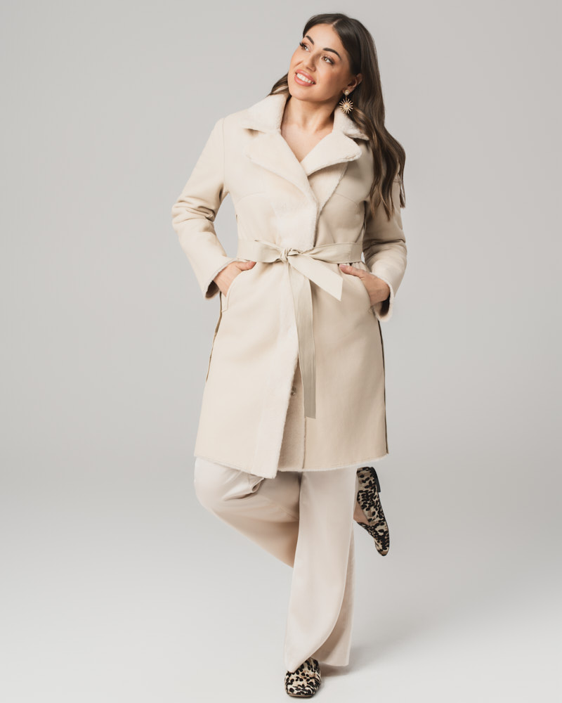 Beżowy kożuch damski z naturalnej skóry i futrem – elegancki kożuszek EMORIS