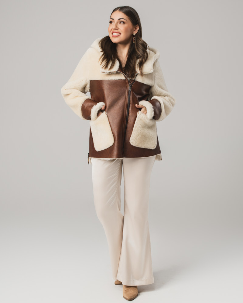 Brązowo-kremowy kożuch damski z naturalnej skóry i futrem – kożuszek EMORIS