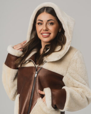 Brązowo-kremowy kożuch damski z naturalnej skóry i futrem – kożuszek EMORIS