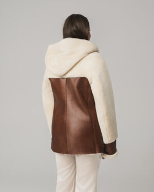 Brązowo-kremowy kożuch damski z naturalnej skóry i futrem – kożuszek EMORIS