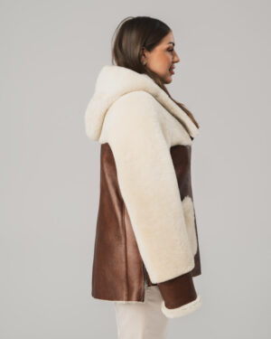 Brązowo-kremowy kożuch damski z naturalnej skóry i futrem – kożuszek EMORIS