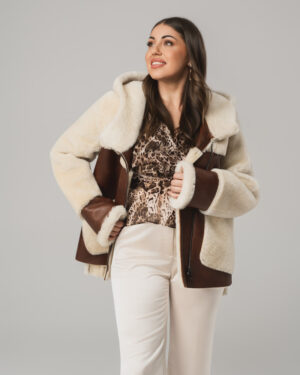 Brązowo-kremowy kożuch damski z naturalnej skóry i futrem – kożuszek EMORIS