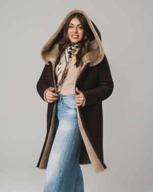 Brązowy kożuch damski z kapturem i jasnym futrem – kożuszek naturalny