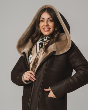 Brązowy kożuch damski z kapturem i jasnym futrem – kożuszek naturalny