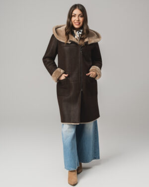 Brązowy kożuch damski z kapturem i jasnym futrem – kożuszek naturalny