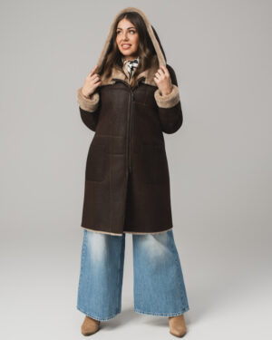 Brązowy kożuch damski z kapturem i jasnym futrem – kożuszek naturalny