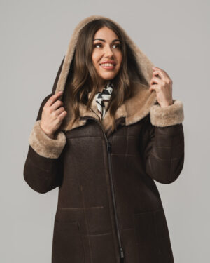 Brązowy kożuch damski z kapturem i jasnym futrem – kożuszek naturalny