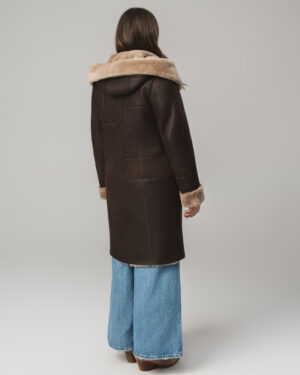 Brązowy kożuch damski z kapturem i jasnym futrem – kożuszek naturalny