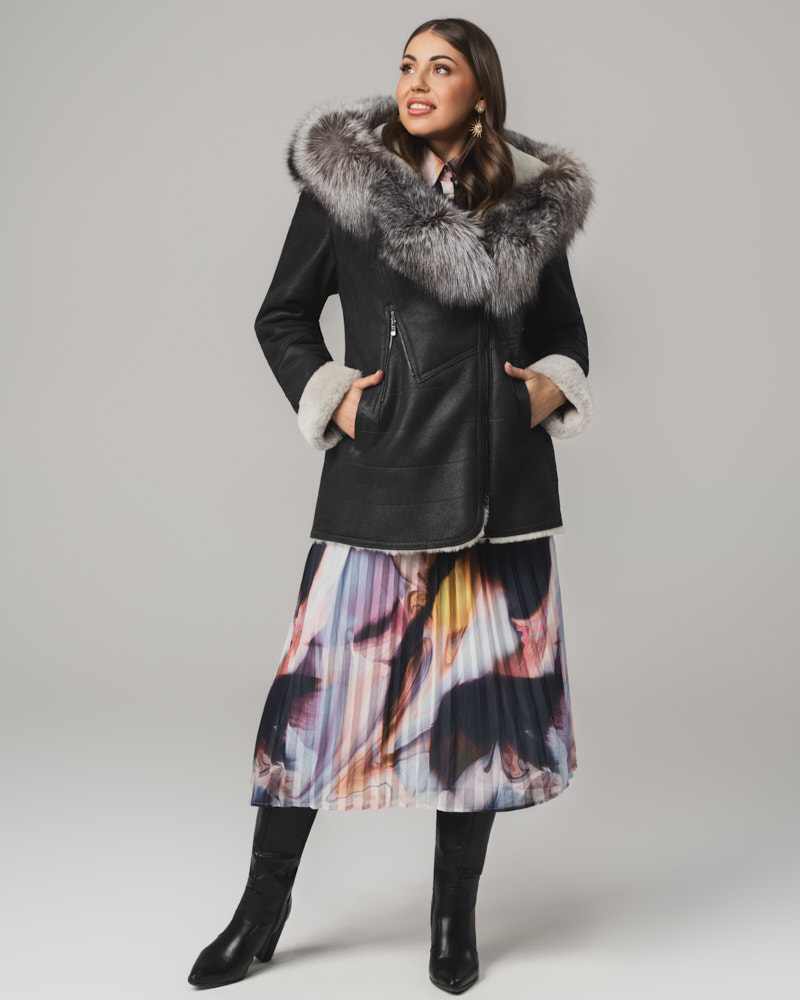 Czarny kożuch damski z naturalnej skóry z białym futrem i kołnierzem – kożuszek EMORIS