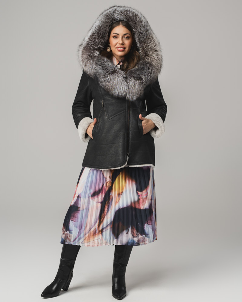 Czarny kożuch damski z naturalnej skóry z białym futrem i kołnierzem – kożuszek EMORIS