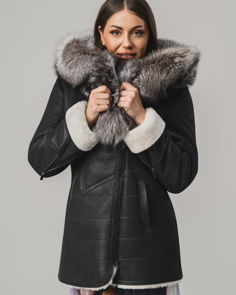 Czarny kożuch damski z naturalnej skóry z białym futrem i kołnierzem – kożuszek EMORIS