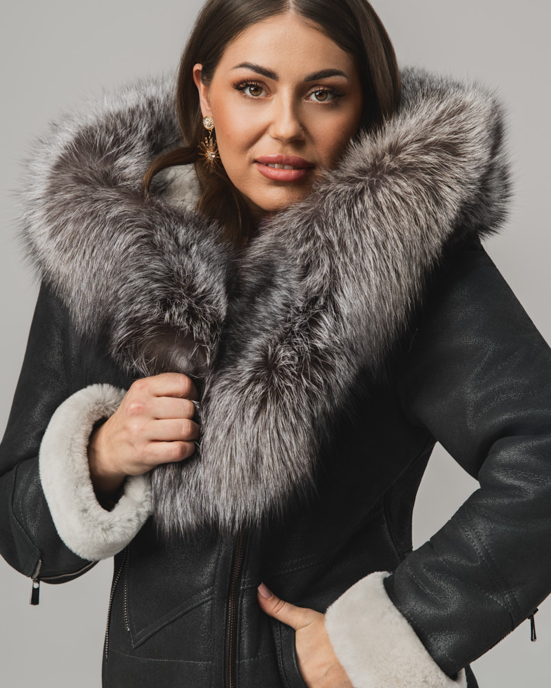 Czarny kożuch damski z naturalnej skóry z białym futrem i kołnierzem – kożuszek EMORIS
