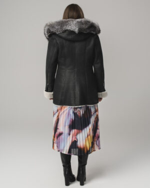 Czarny kożuch damski z naturalnej skóry z białym futrem i kołnierzem – kożuszek EMORIS