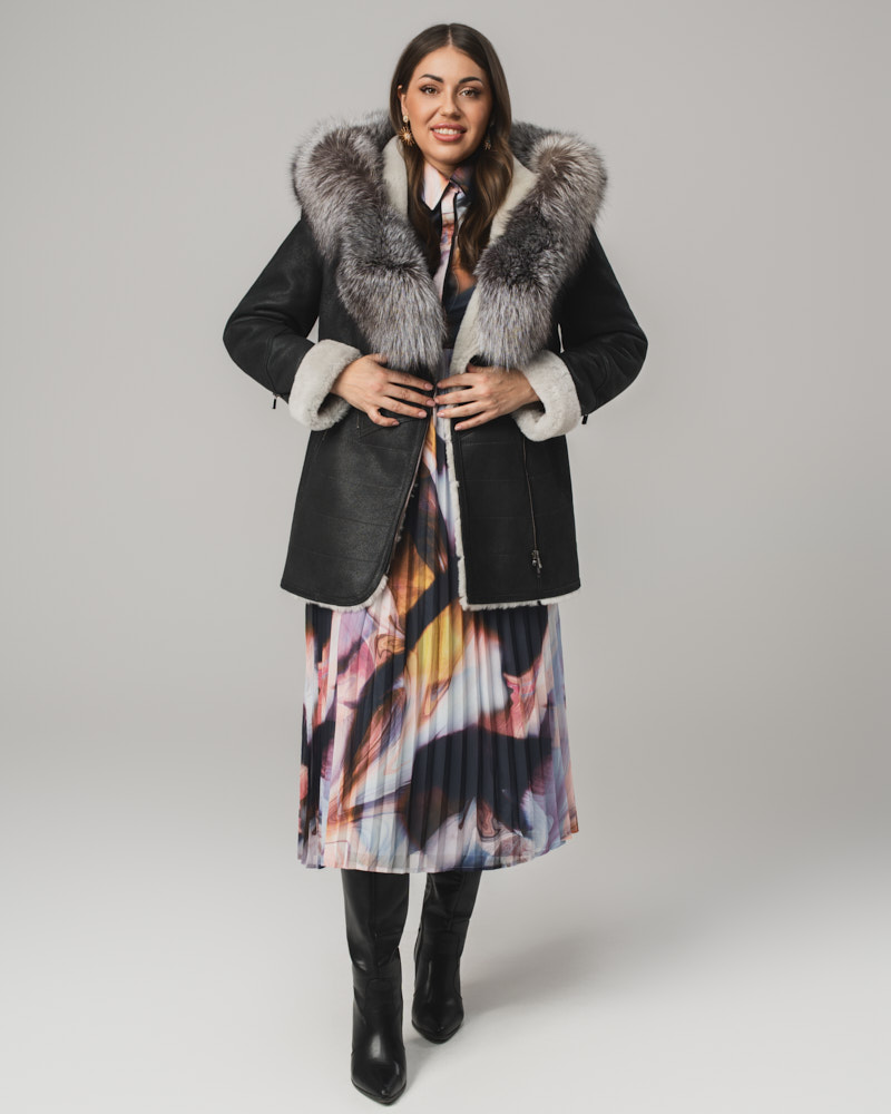 Czarny kożuch damski z naturalnej skóry z białym futrem i kołnierzem – kożuszek EMORIS