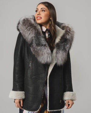 Czarny kożuch damski z naturalnej skóry z białym futrem i kołnierzem – kożuszek EMORIS