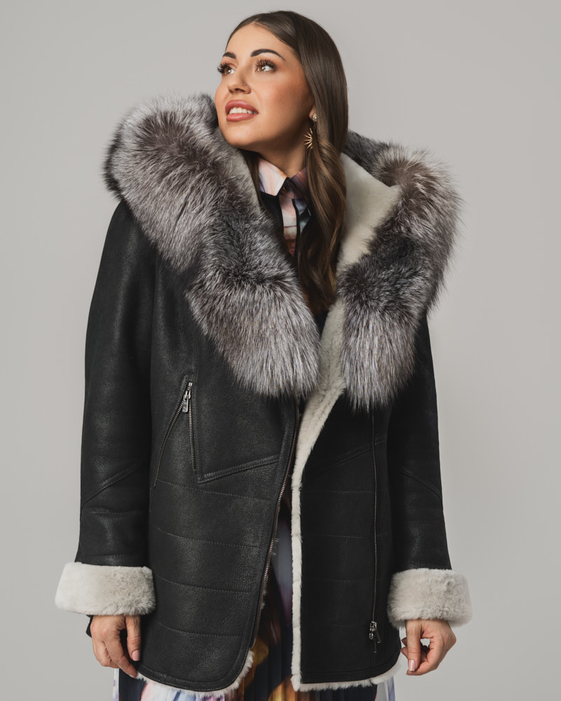 Czarny kożuch damski z naturalnej skóry z białym futrem i kołnierzem – kożuszek EMORIS