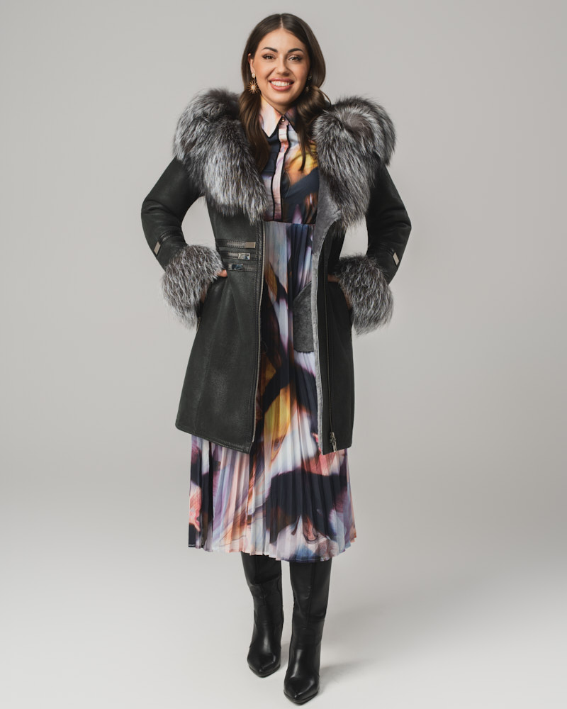 Grafitowy kożuch damski z futrzanym kołnierzem i mankietami – kożuszek naturalny