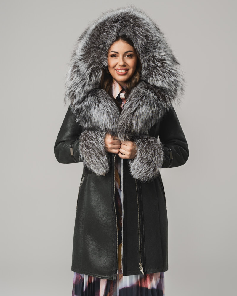 Grafitowy kożuch damski z futrzanym kołnierzem i mankietami – kożuszek naturalny