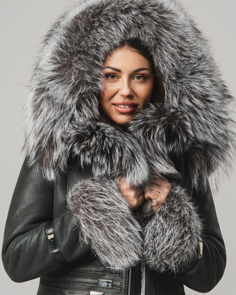 Grafitowy kożuch damski z futrzanym kołnierzem i mankietami – kożuszek naturalny