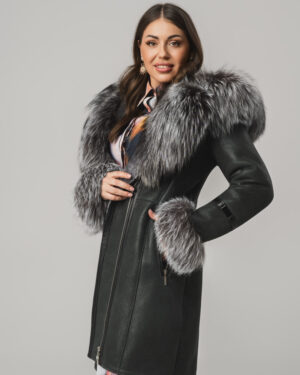 Grafitowy kożuch damski z futrzanym kołnierzem i mankietami – kożuszek naturalny