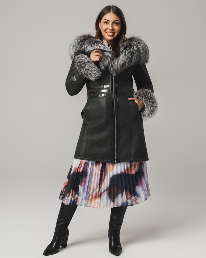 Grafitowy kożuch damski z futrzanym kołnierzem i mankietami – kożuszek naturalny