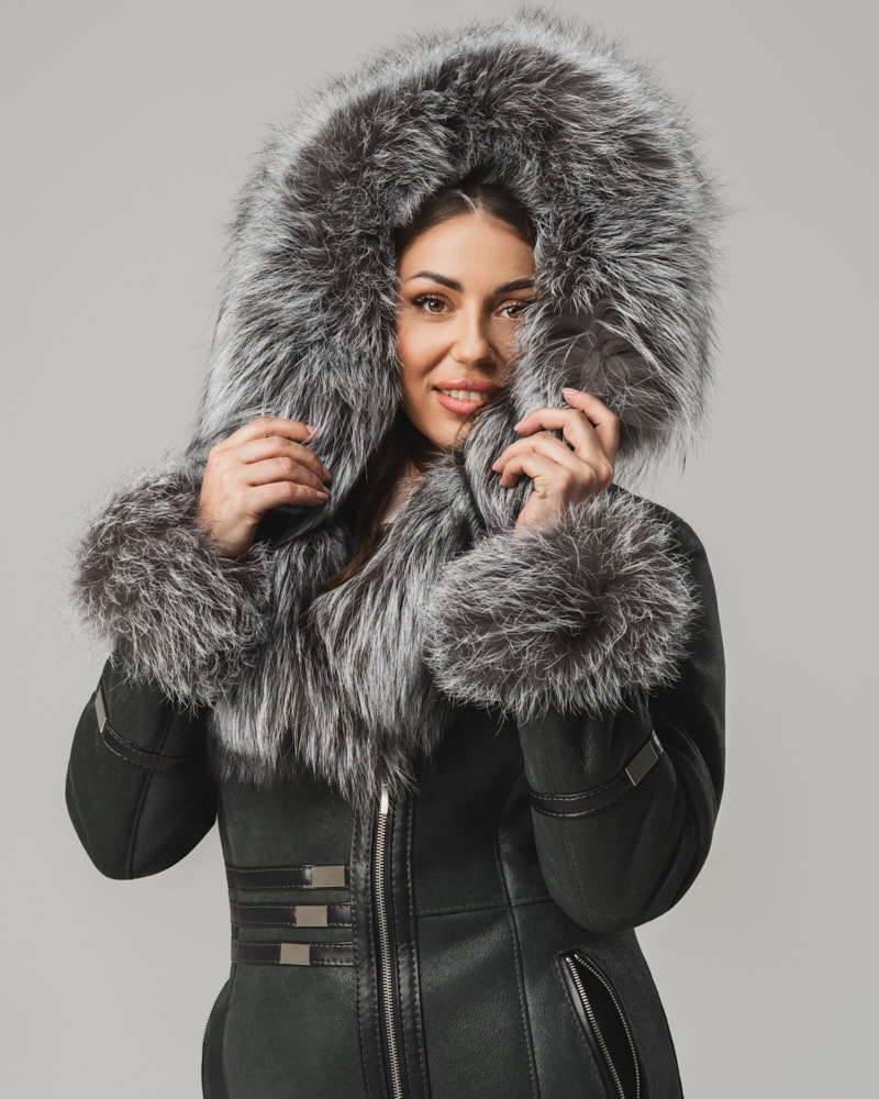 Grafitowy kożuch damski z futrzanym kołnierzem i mankietami – kożuszek naturalny