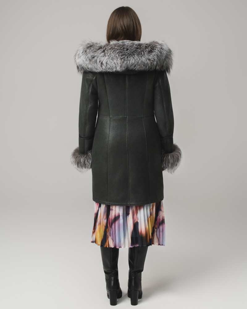 Grafitowy kożuch damski z futrzanym kołnierzem i mankietami – kożuszek naturalny