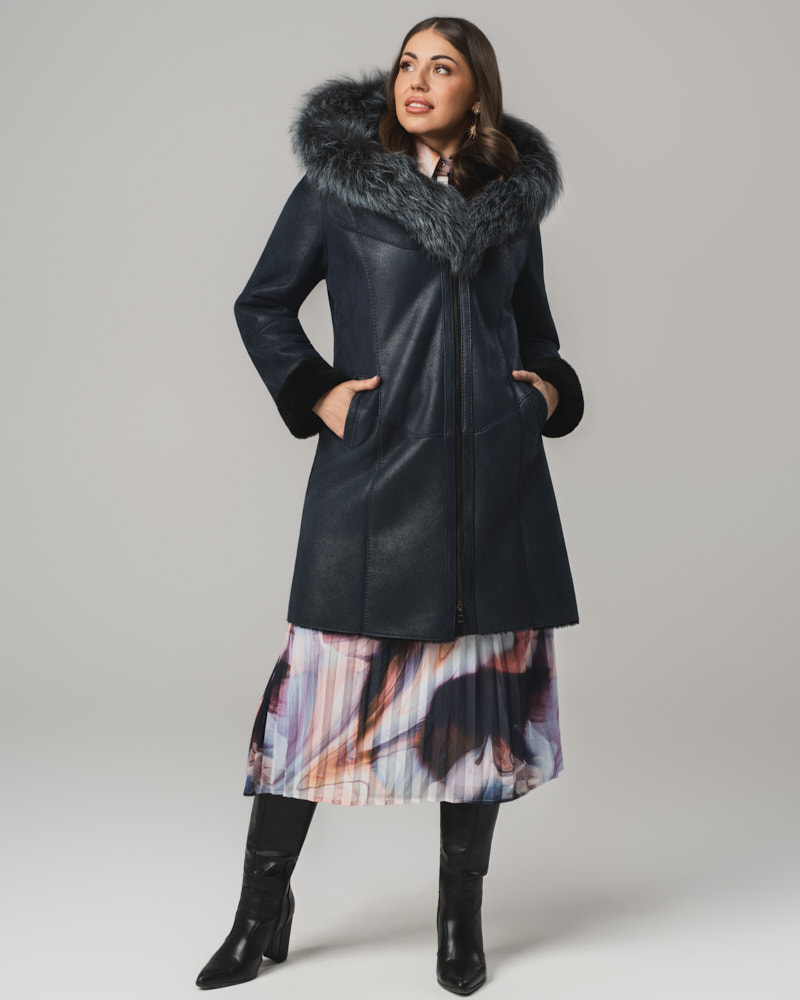 Granatowy kożuch damski z naturalnej skóry z futrzanym kapturem – kożuszek EMORIS