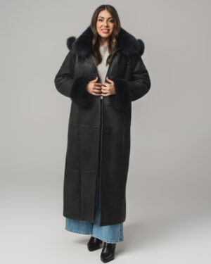 Damski kożuch z kapturem i futrzanym wykończeniem – długi kożuch naturalny EMORIS